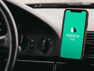Smartphone accroché dans une voiture, application BlaBlaCar Daily lancée